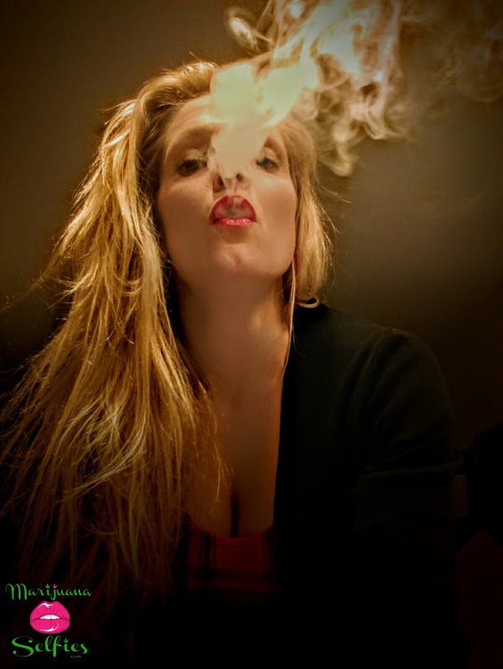 Natalie Lindsay Selfie No. 2919 - VOTE for this Marijuana Selfie!