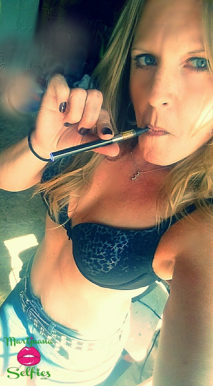 Jenna 💋 Selfie No. 3769 - VOTE for this Marijuana Selfie!