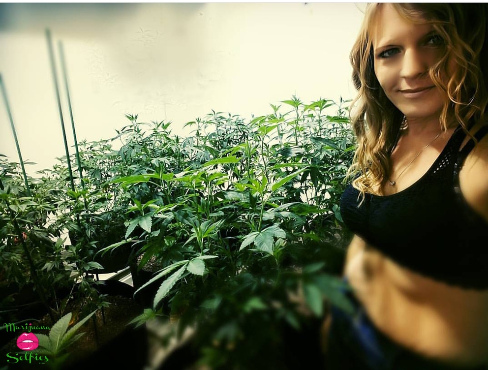Jenna 💋 Selfie No. 5830 - VOTE for this Marijuana Selfie!