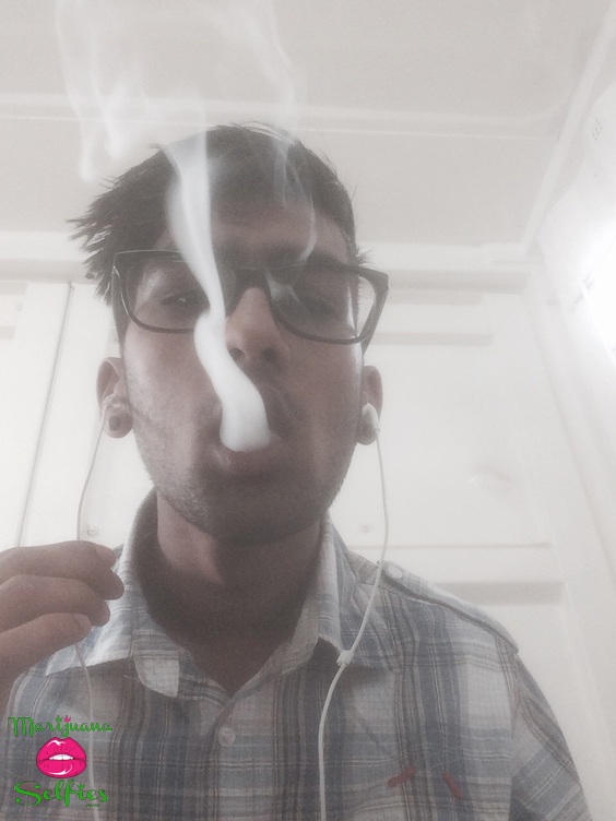 Maliq Cyber Selfie No. 815 - VOTE for this Marijuana Selfie!