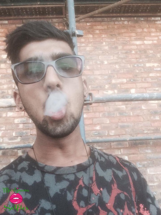 Maliq Cyber Selfie No. 819 - VOTE for this Marijuana Selfie!